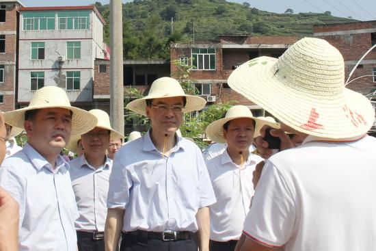 泉州市政府党组成员肖汉辉(左),安溪县委书记高向荣(中),安溪县代县长