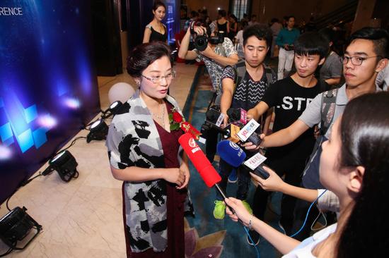 深圳市天天兑科技有限公司首席运营执行官陈艳林向媒体介绍平台情况.