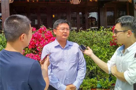 漳州建發國際旅行社有限公司總經理鐘海鷹接受媒體采訪
