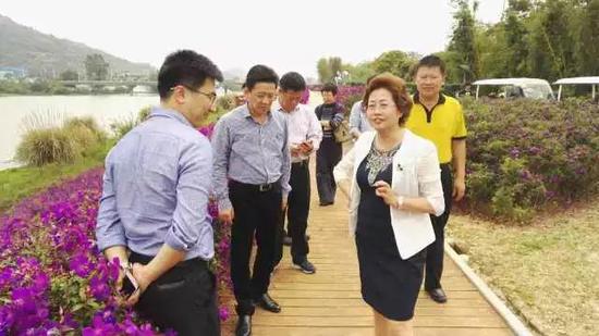 嘉賓們參觀園區