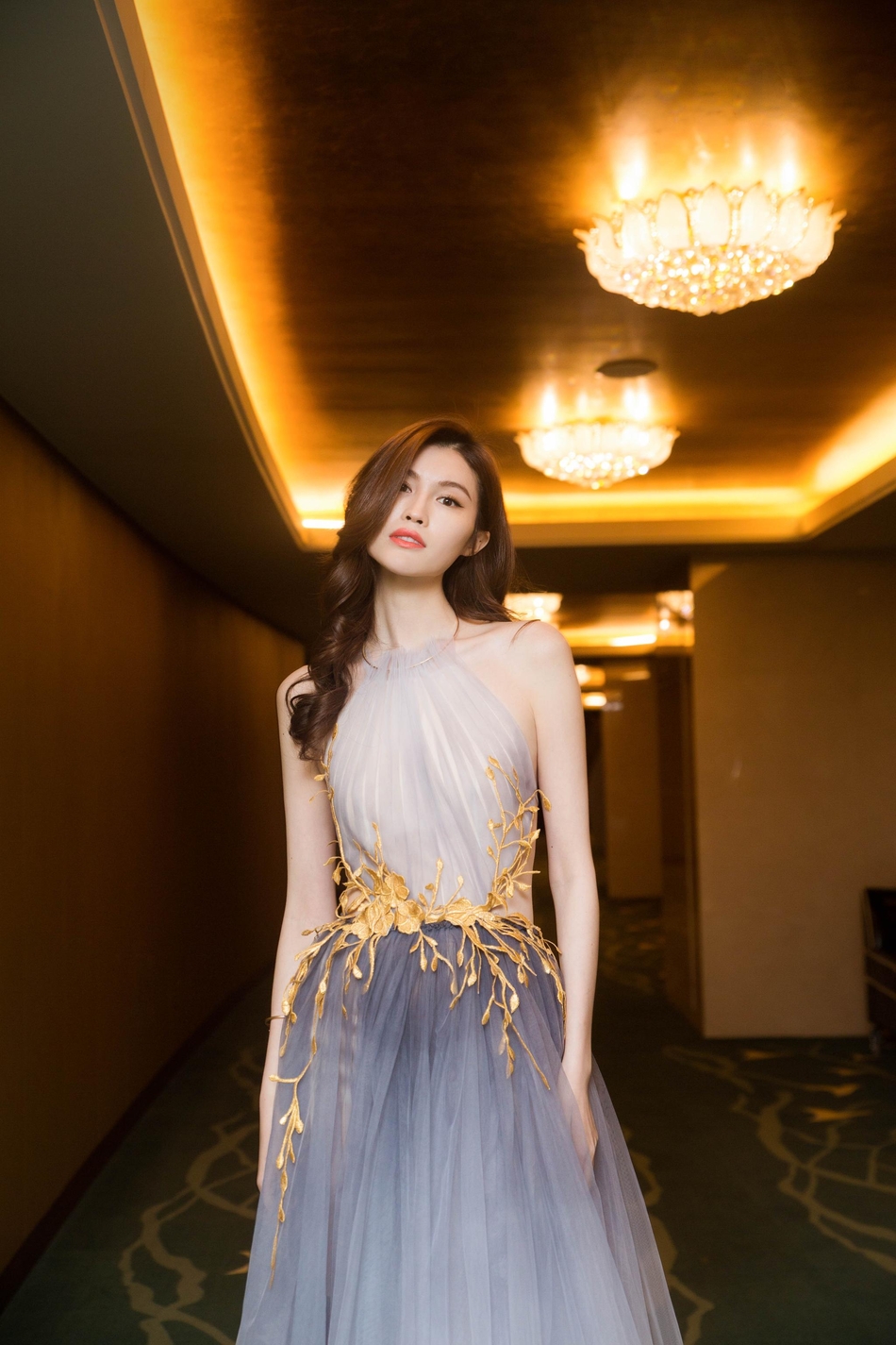 维密超模何穗曝渐变仙裙美照 优雅又不失妩媚_高清图集_新浪网