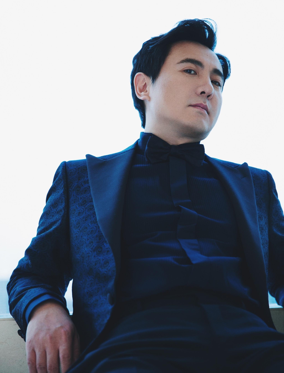 2019微博之夜红毯:沈腾深蓝色西服优雅绅士_高清图集_新浪网