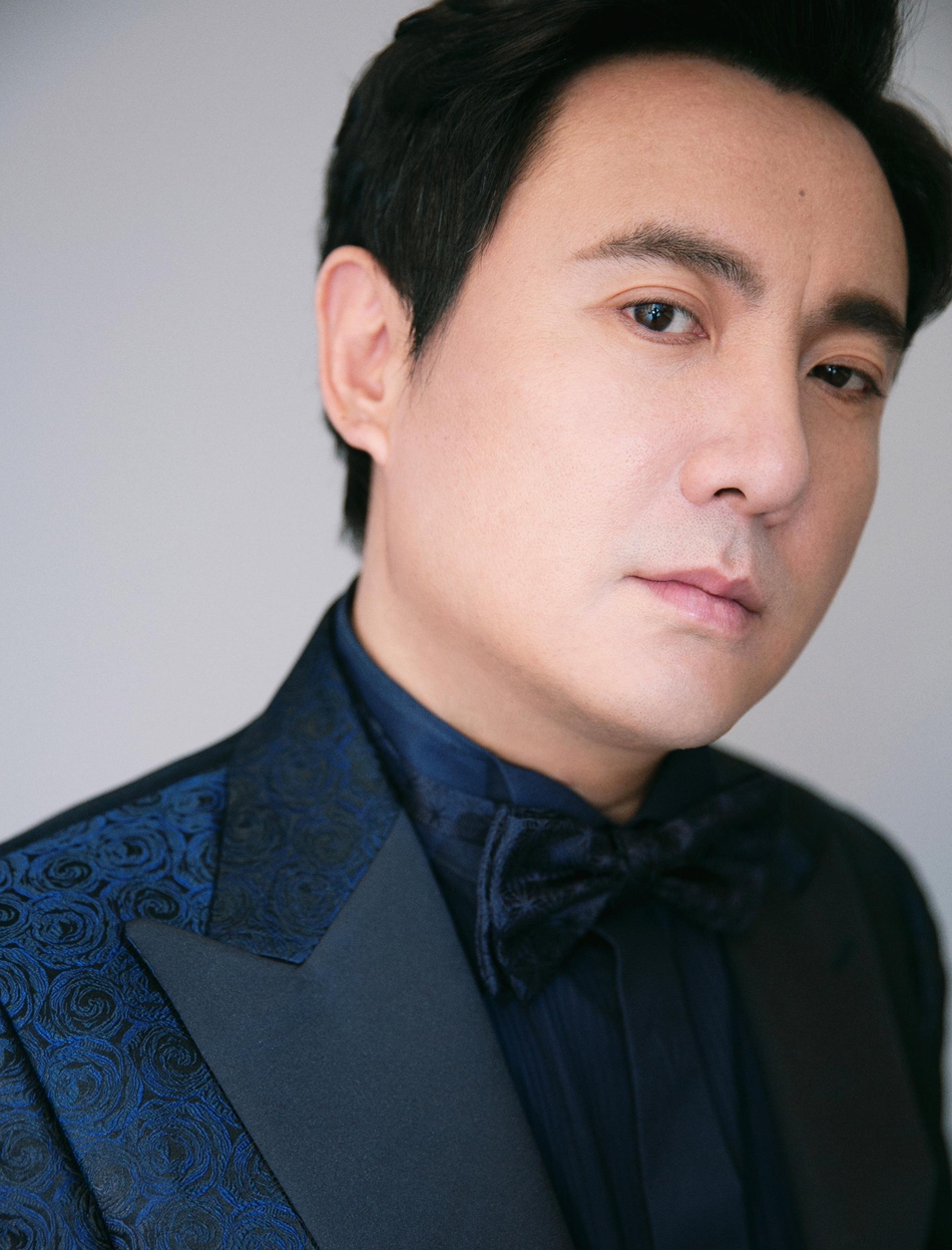 2019微博之夜红毯:沈腾深蓝色西服优雅绅士