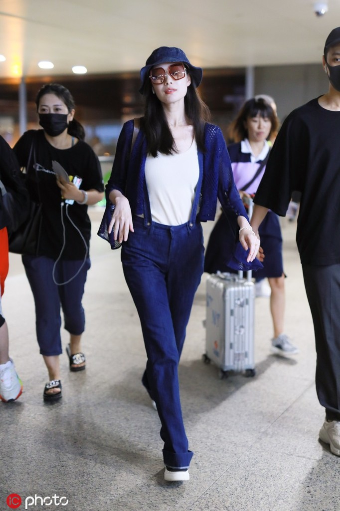 倪妮机场女神范十足 舒适率性的典范穿搭