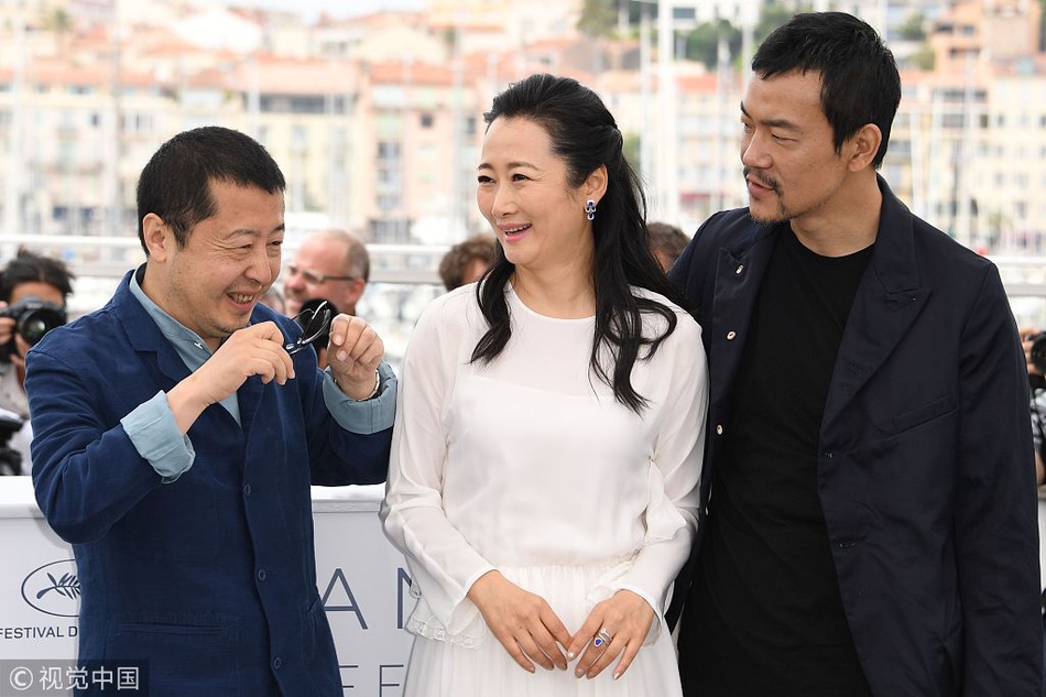 《江湖儿女》发布 赵涛与贾樟柯耳语廖凡变"电灯泡"