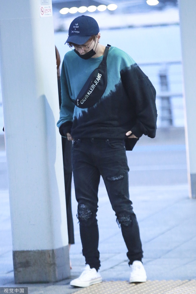 国际蜂张艺兴机场街拍 完美演绎标准男友范