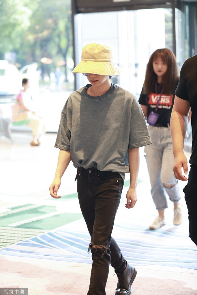华晨宇渔夫帽低调现身机场 今日份的夏日酷盖上线