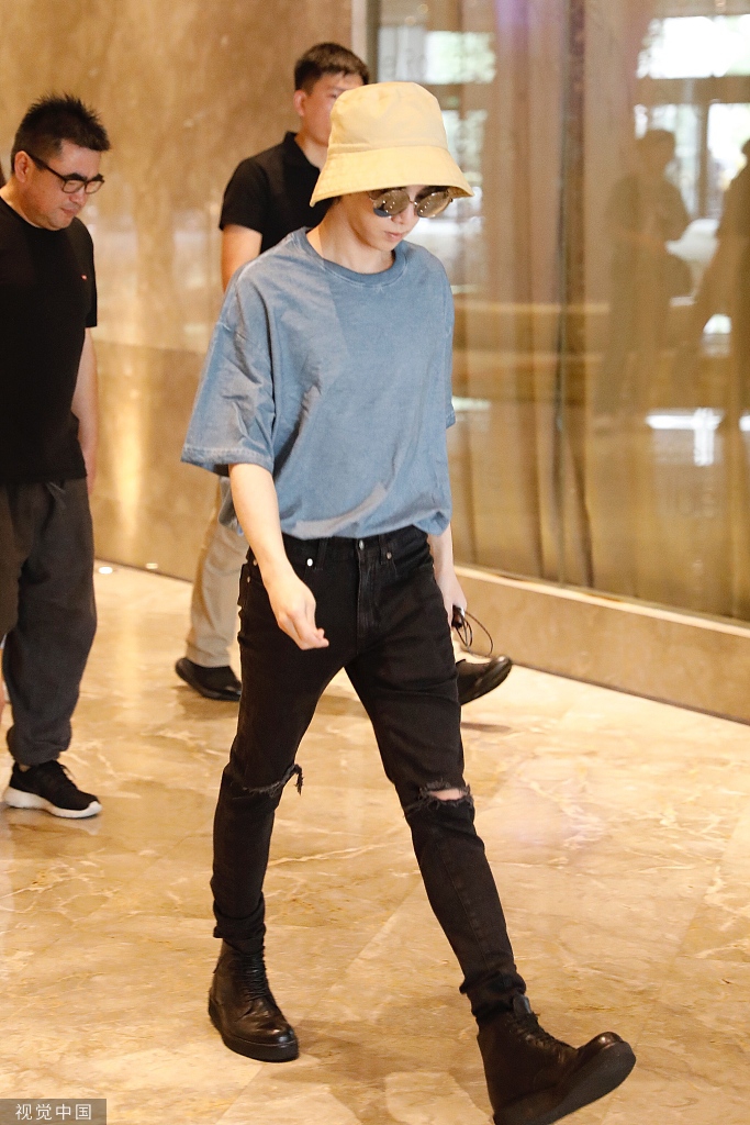 华晨宇渔夫帽低调现身机场 今日份的夏日酷盖上线