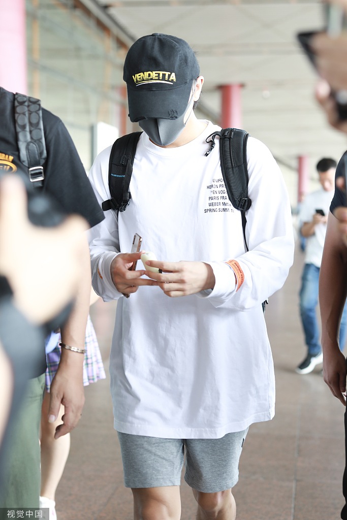 黄子韬清爽装扮现身机场秒变运动系大男孩