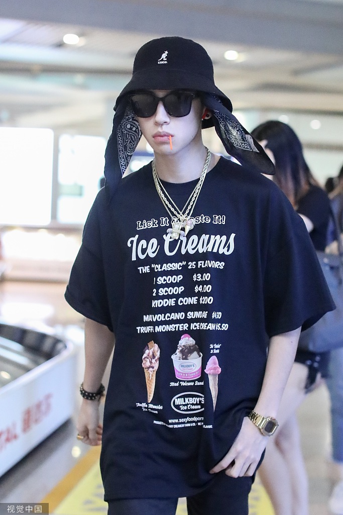 小鬼王琳凯最新机场街拍 all black装扮swag满满_高清图集_新浪网