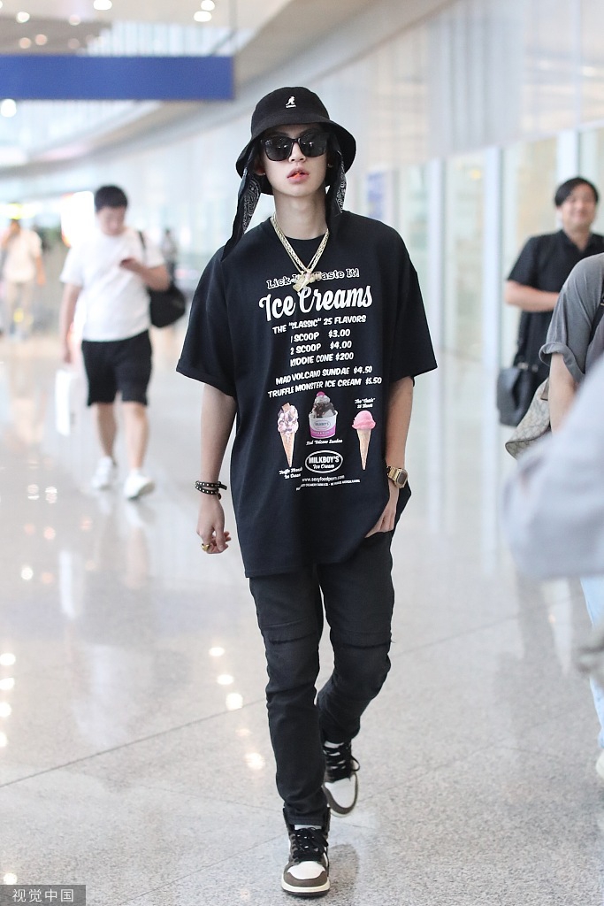 小鬼王琳凯最新机场街拍 all black装扮swag满满_高清图集_新浪网