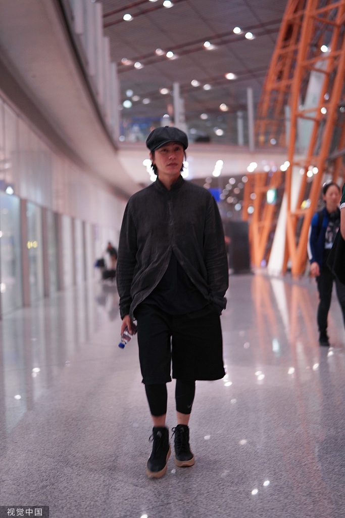 陈坤全黑look帅气似"撕漫男" 戴报童帽文艺不羁_高清图集_新浪网