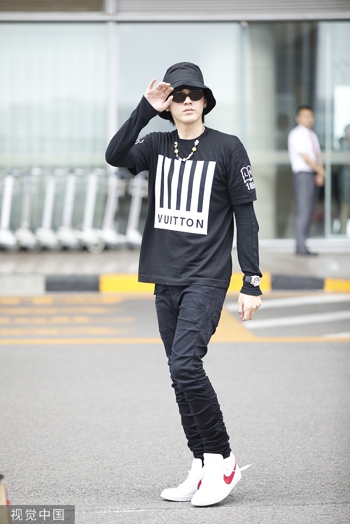 吴亦凡架黑超上线 全黑look大佬范十足