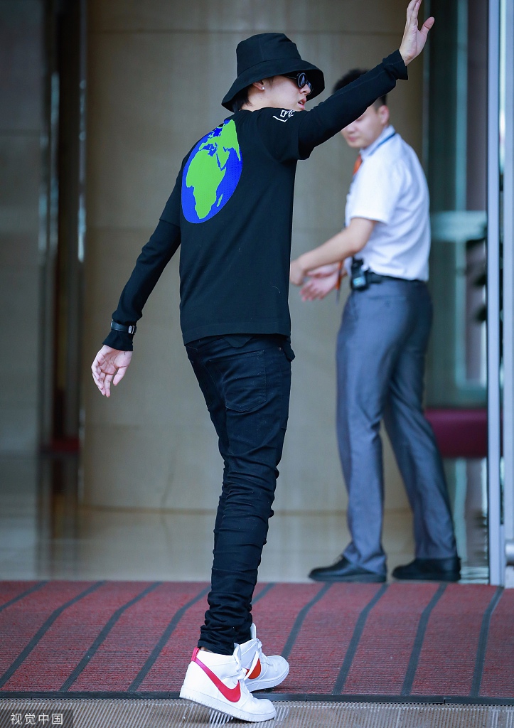 1 / 4 吴亦凡全黑look现身机场,时髦的黑色长短袖叠加穿搭,黑色紧身裤