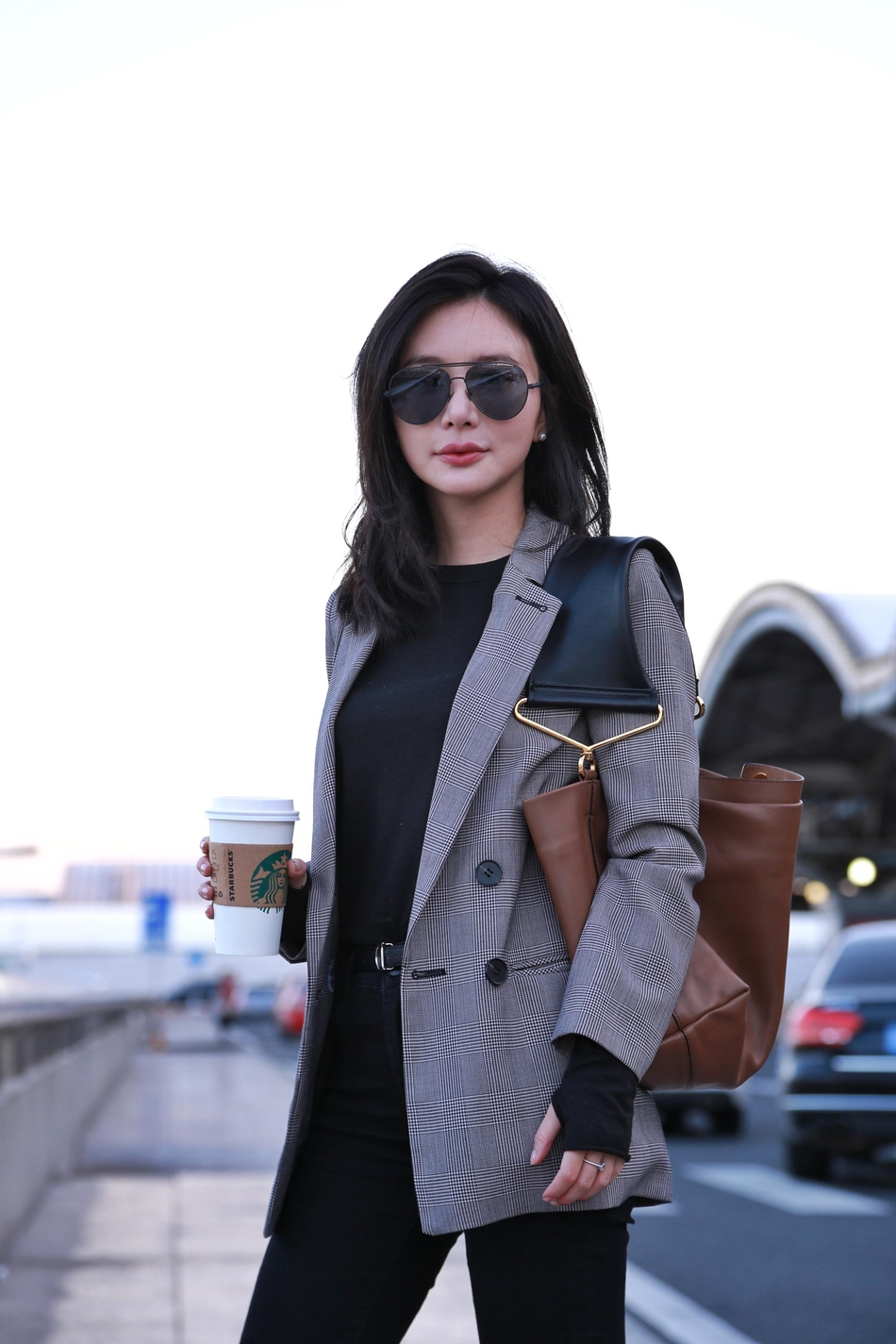 熊乃瑾启程米兰时装周机场穿出率性ol范儿