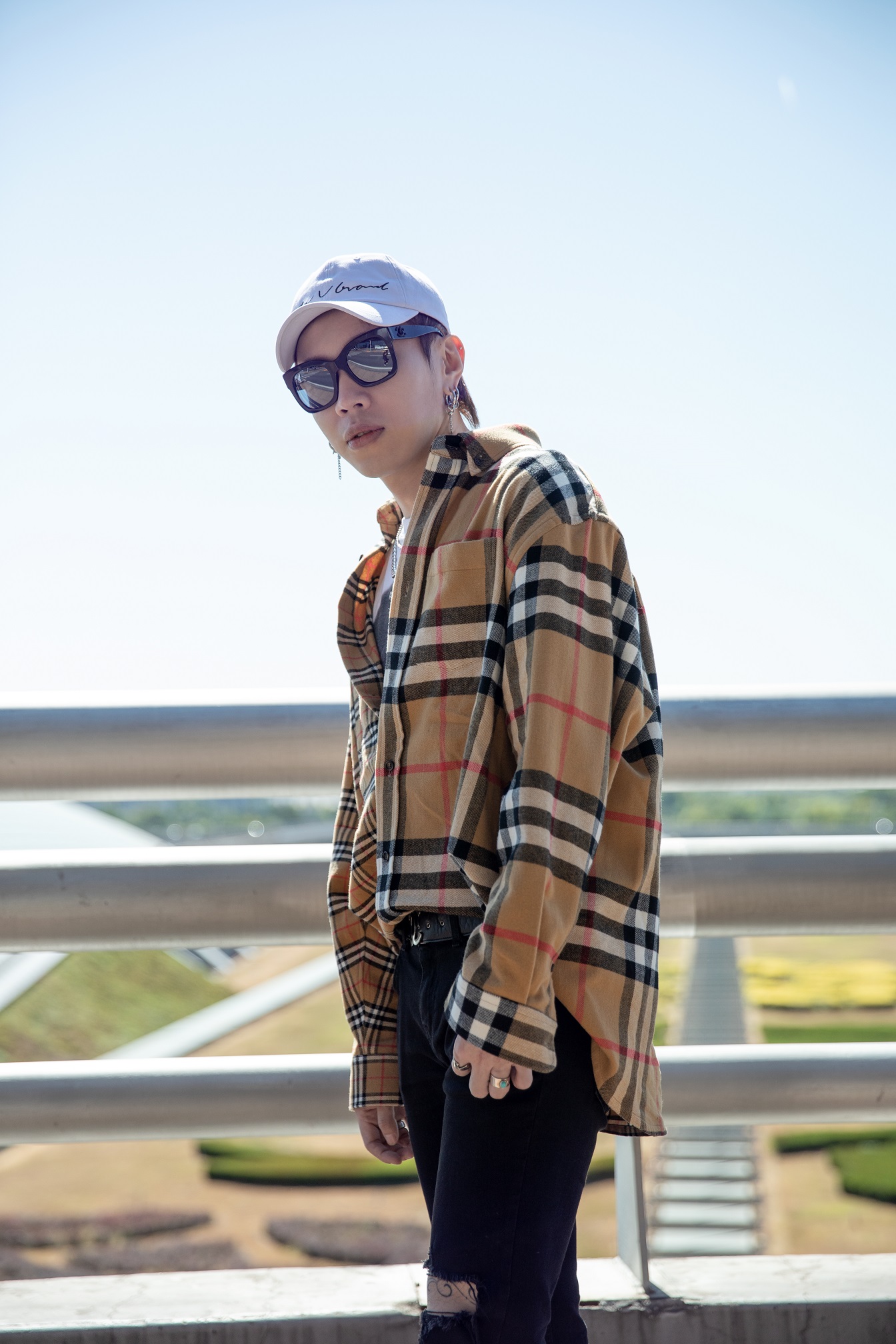 杨文昊启程巴黎时装周 街头风搭配帅气有型