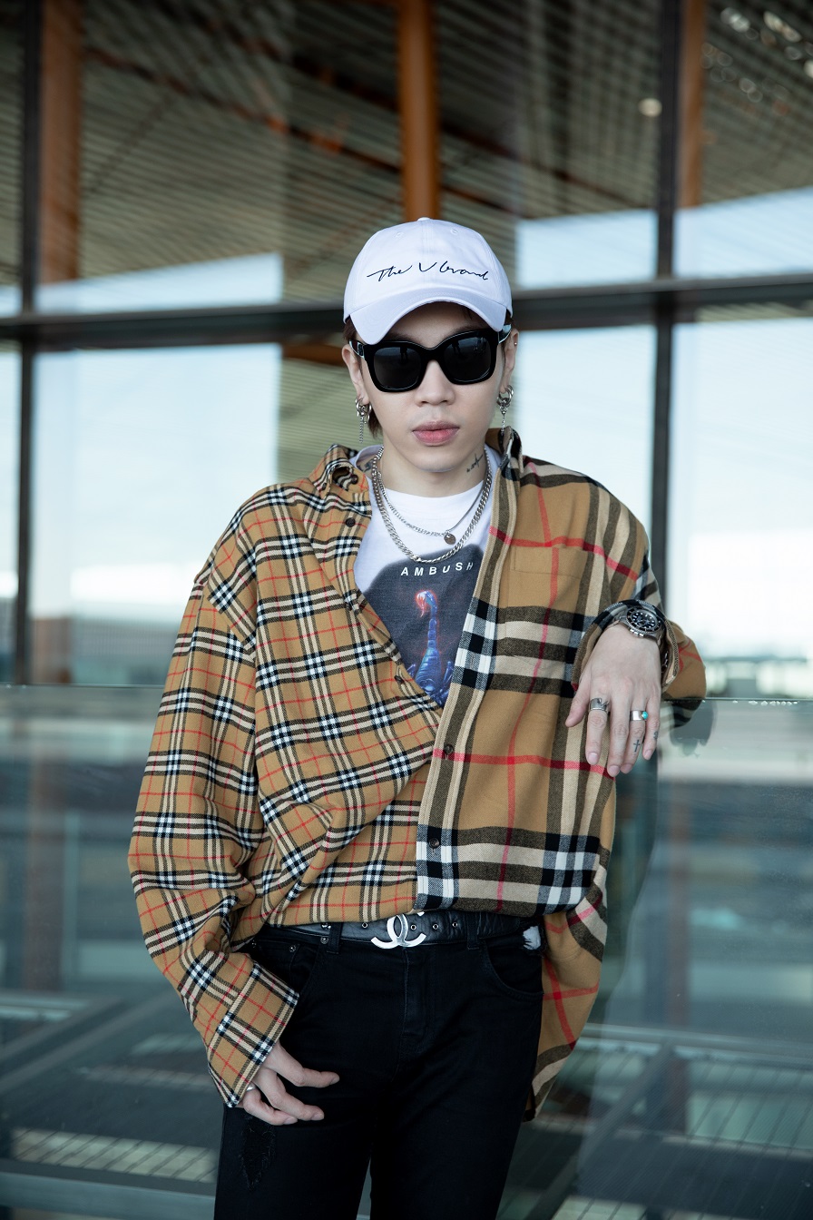 杨文昊启程巴黎时装周 街头风搭配帅气有型