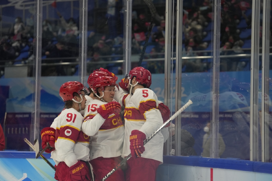 中国男子冰球队打入历史首球