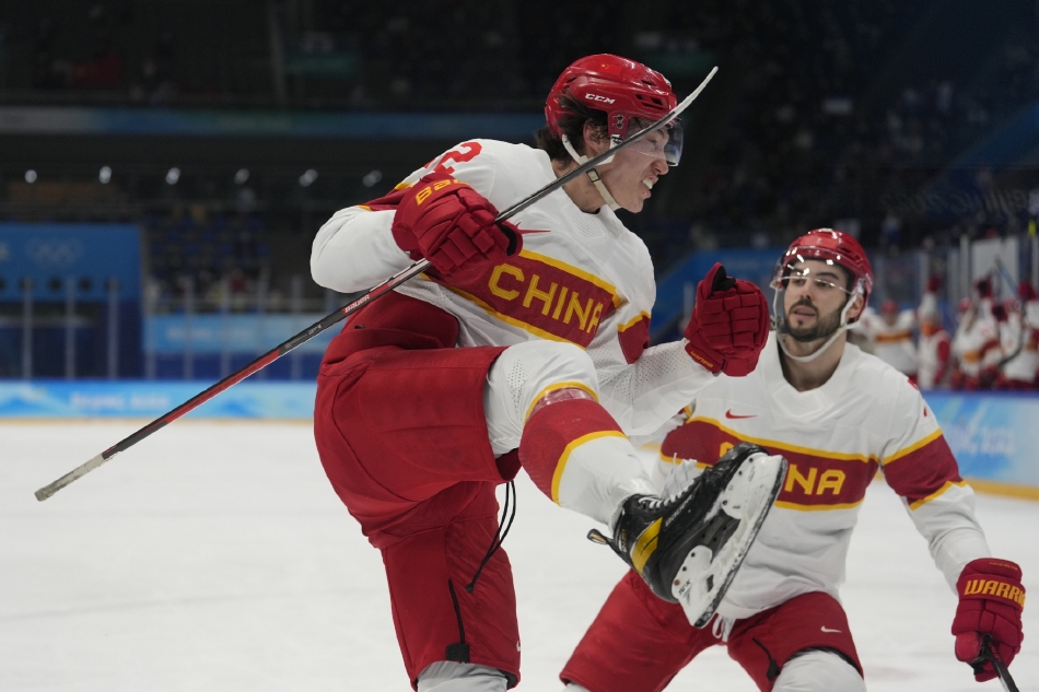 中国男子冰球队打入历史首球