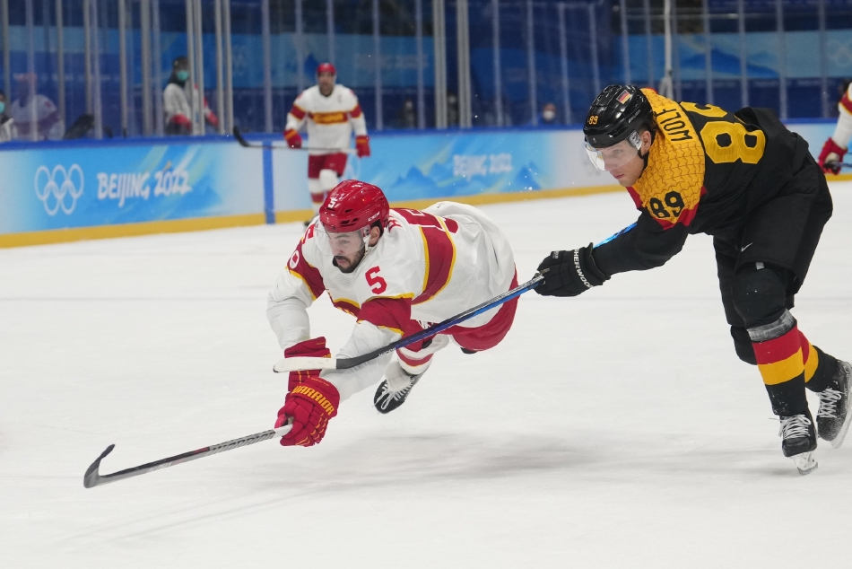 中国男子冰球队打入历史首球