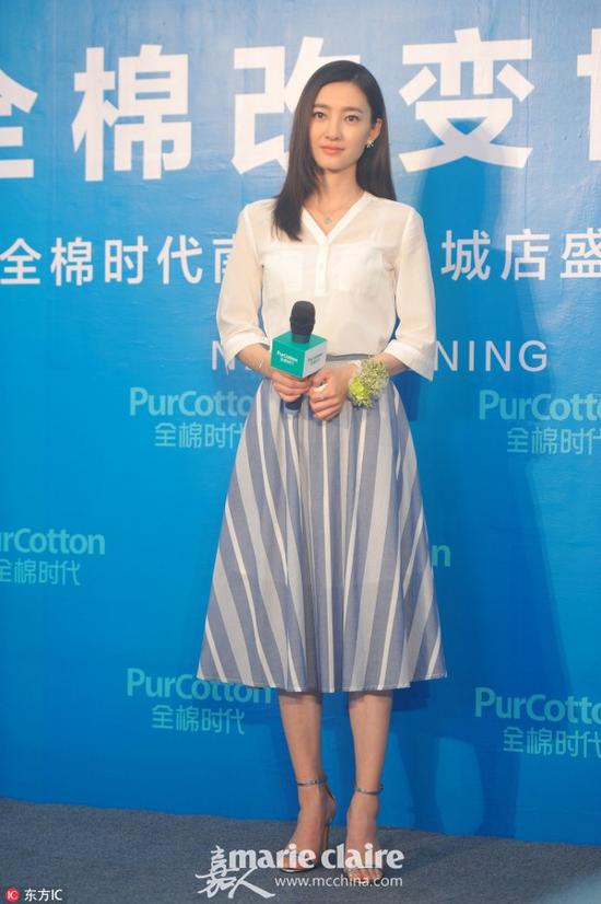 王丽坤出席品牌代言活动。白衬衫搭配灰色条纹伞型迷笛裙。