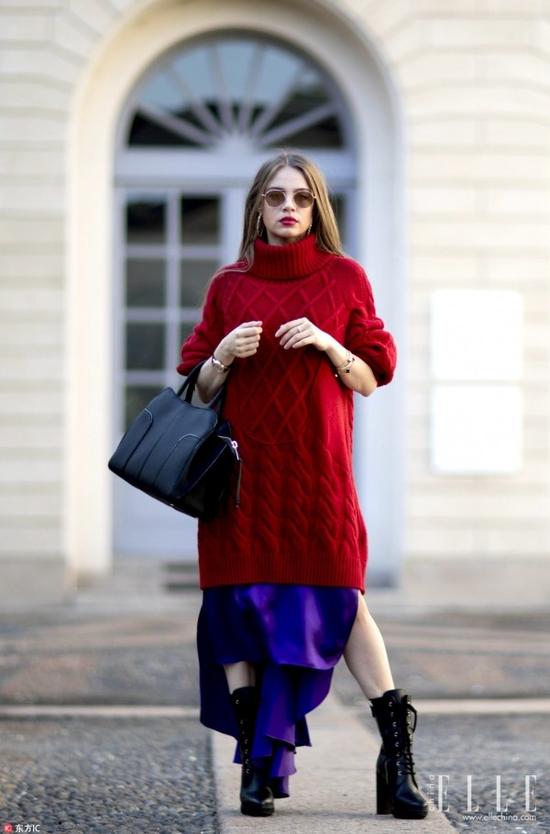 普通的红色毛衣裙容易老气，但绞花毛衣裙的凹凸花纹既立体又复古，单穿内搭都是百分百的抢眼。