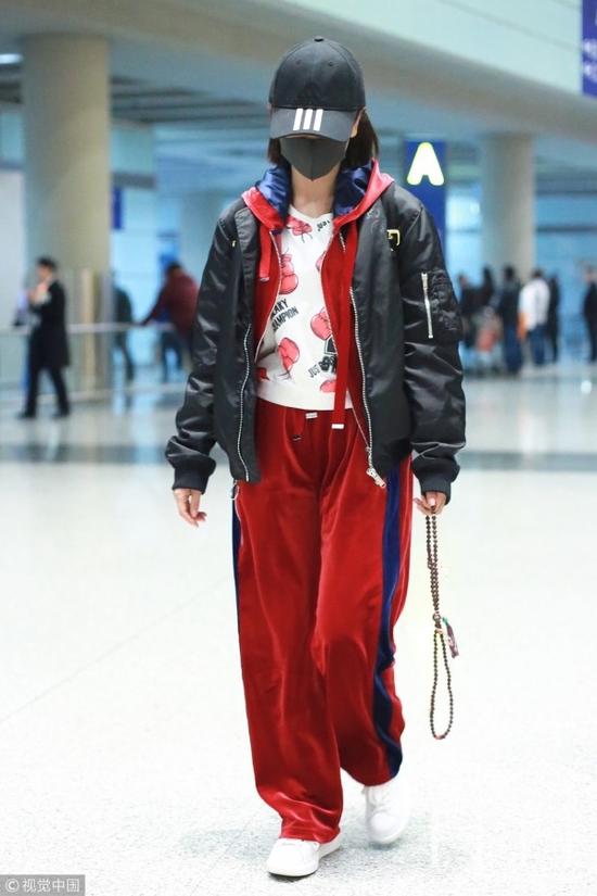 杨蓉倾情演绎套装叠外套，丝绒、一条刚运动裤，时髦关键词一个也不拉。