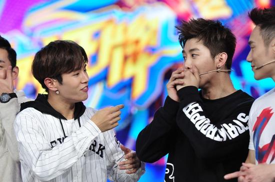 uniq周艺轩李汶翰综艺秀 展队友相爱相杀