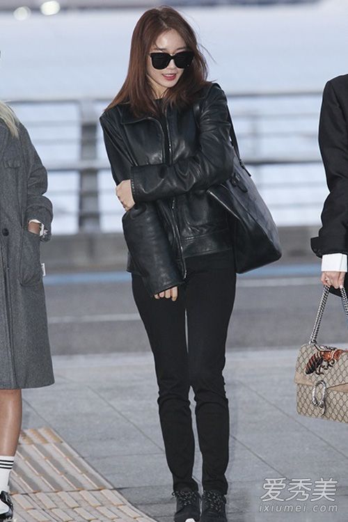 王思聪最爱女团t-ara 机场街拍不输少时|街拍|牛仔裤|t恤_新浪时尚