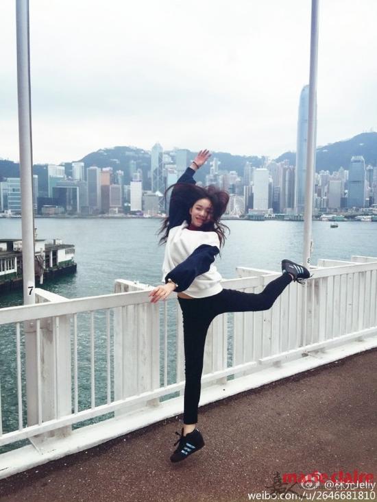 私下里的林允有时是一个活泼开朗的女孩,她上可劈腿一字马,下可率性