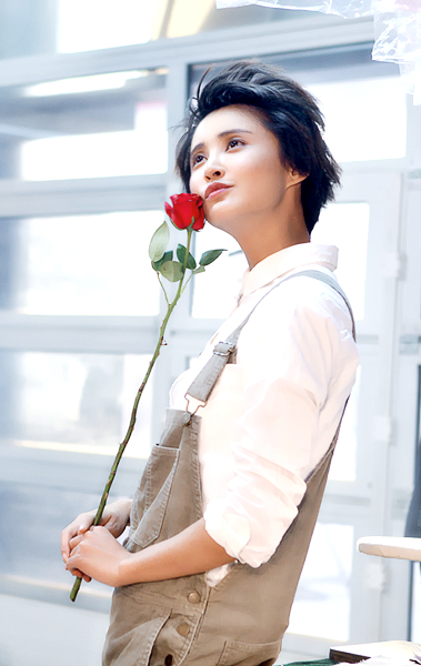 《好想爱上你》开播 张歆艺爆炸头演草根