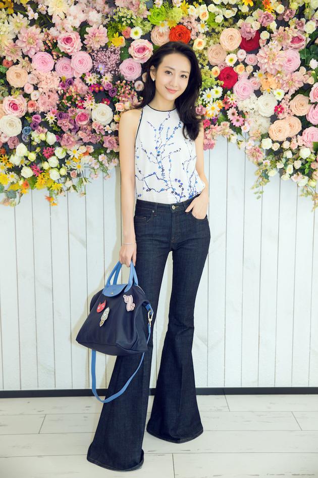 王鸥穿复古喇叭裤长腿逆天体验法式刺绣细致专注