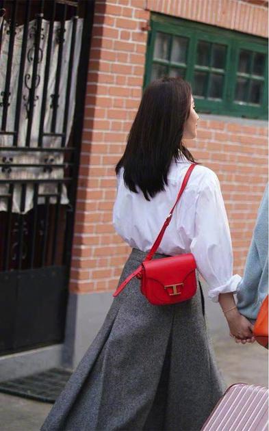 蒋南孙中裙以及这件橘色绿色的格纹中裙,只要搭配简约的白衬衫,就气质