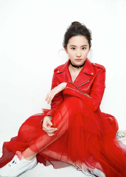 刘亦菲的红裙配红色皮衣