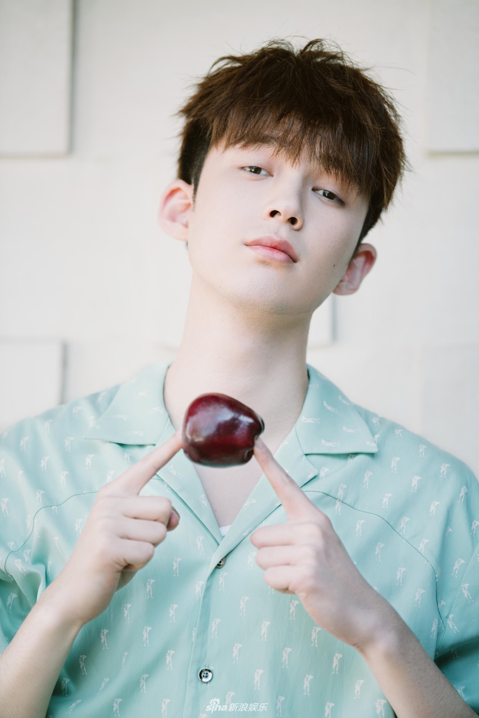 董力夏日清凉装玩转苹果单元素 淡蓝色调诠释禁欲系暖男