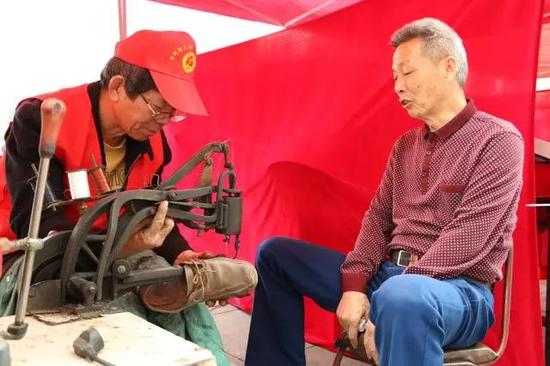 负责修鞋配钥匙的楼建丰师傅