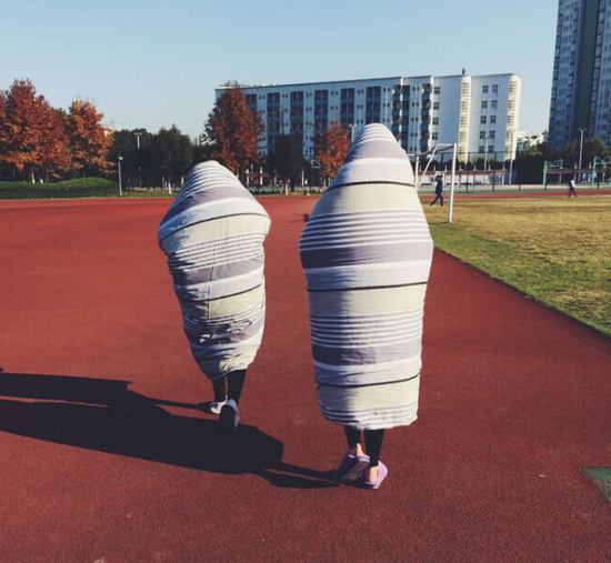 宁波两学生裹被子走红网络