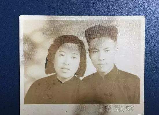 i冯大爷和张奶奶的结婚照。
