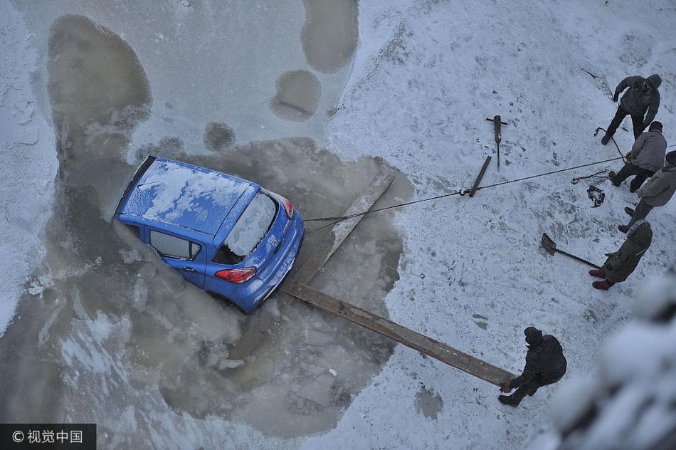 轿车掉进冰窟窿 半个车身已陷入