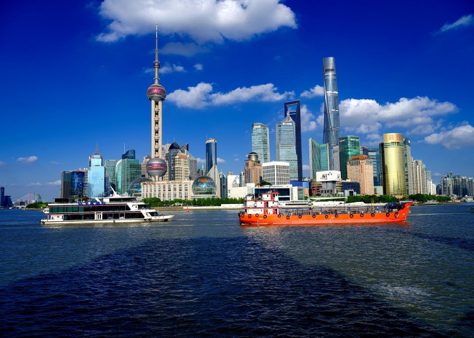 上海外滩上空蓝天白云悠悠