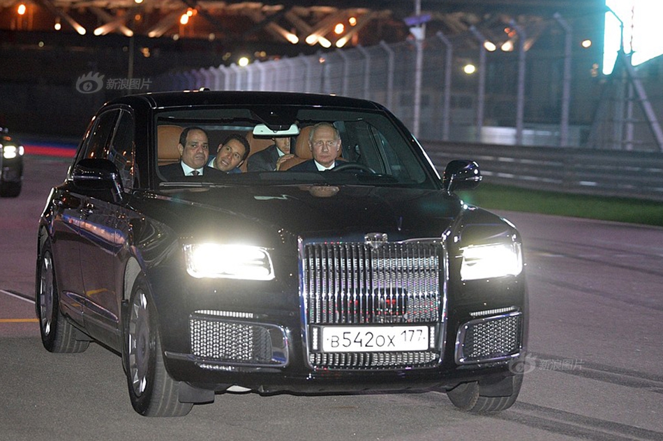 新浪图片《政面》56期：普京亲自开新车带埃及总统兜风