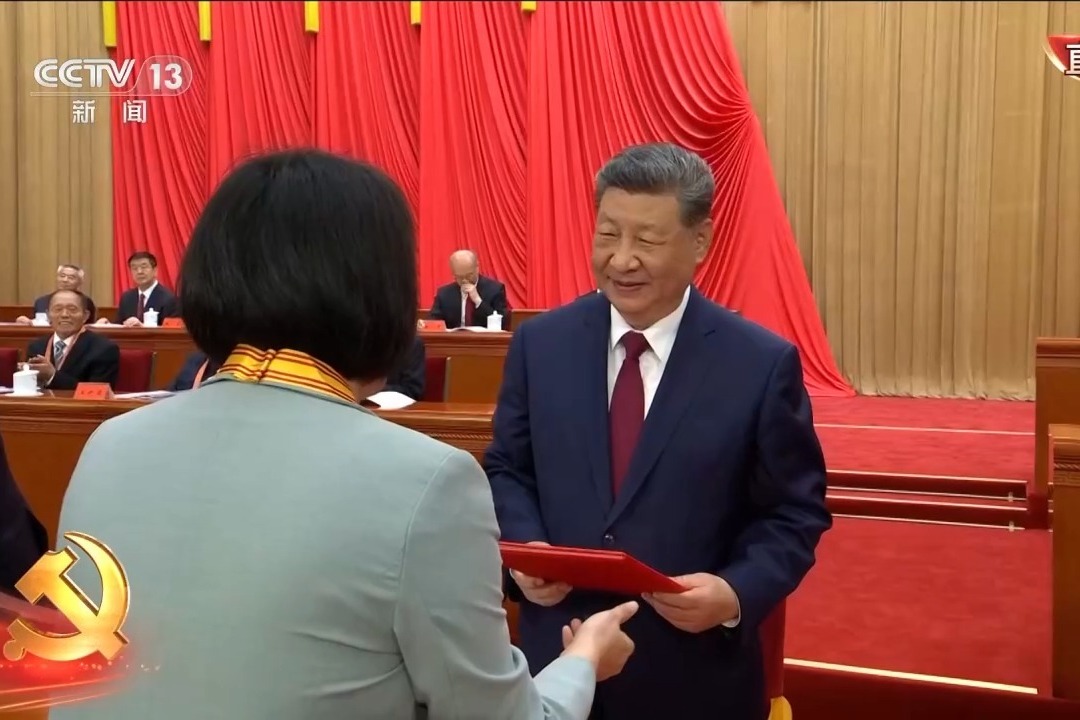 独家视频丨习近平等领导同志为全国优秀共产党员代表颁奖