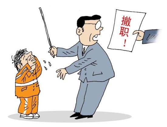 小学生未穿校服遭老师踢打体罚 涉事教师已停课|校服|小学生|体罚_新浪新闻