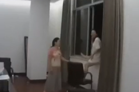 深夜孕妇情绪失控欲跳楼 民警苦劝至天亮