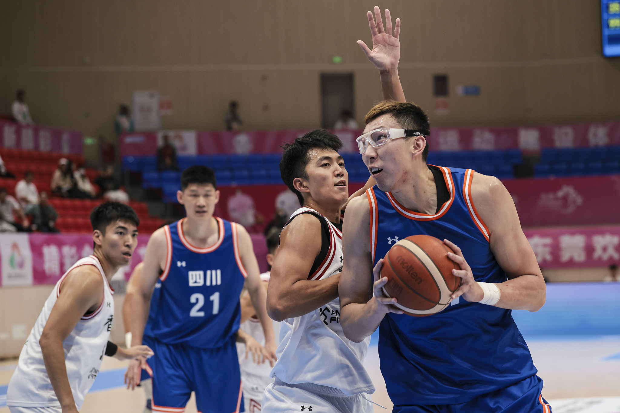 全运会小组赛-胡金秋33分6板 四川全运男篮大胜中国香港全运男篮