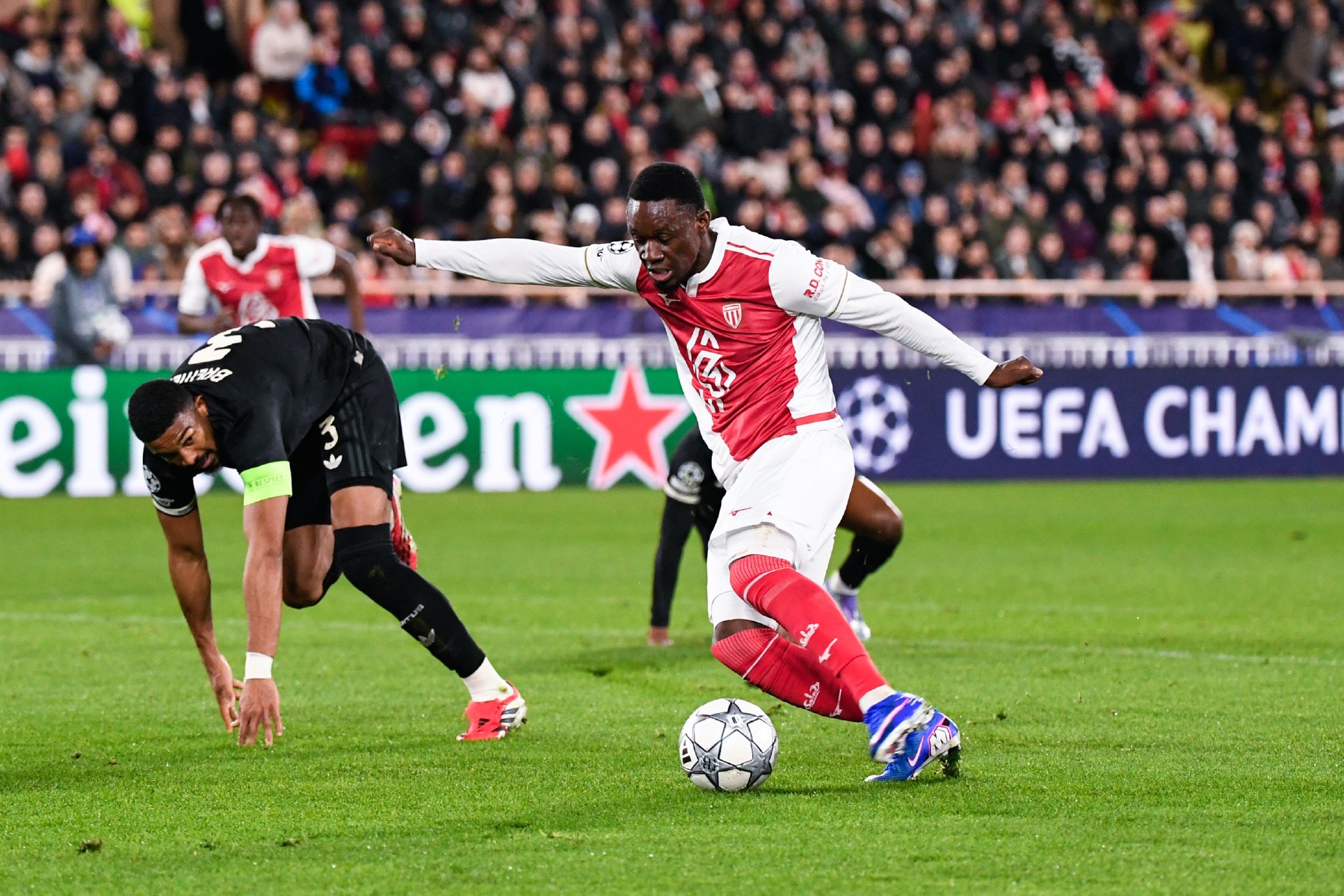 欧冠联赛阶段最终积分榜：枪手拜仁红军前3，皇马本菲卡进附加赛