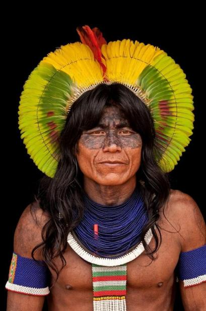 一位凱亞波（Kayapo）勇士的肖像。這是基斯蒂娜·米特美亞早期公開展出的照片之一。©Cristina Mittermeier