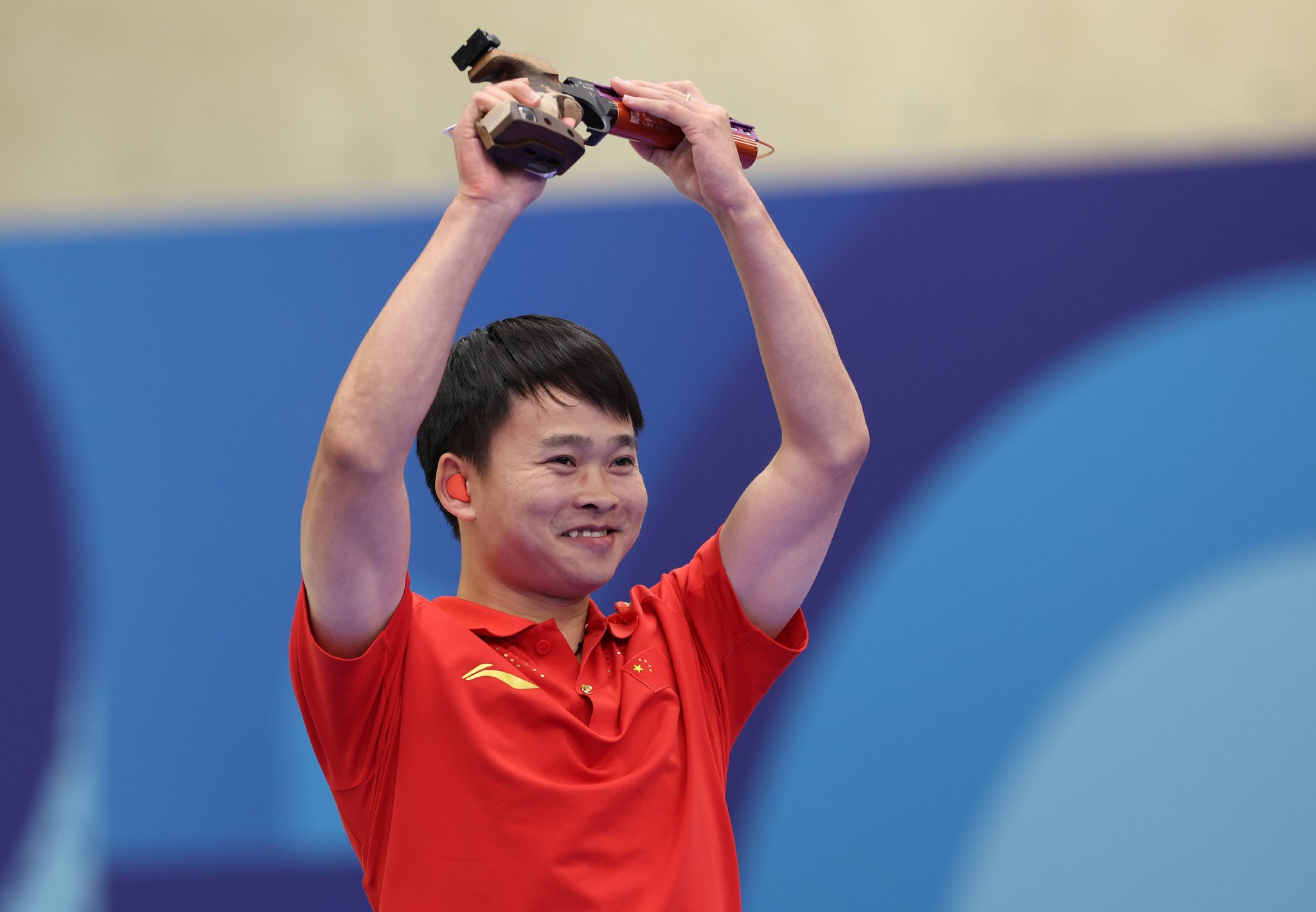 　　7月28日，谢瑜在赛后庆祝夺冠。当日，在法国沙托鲁举行的巴黎奥运会射击男子10米气手枪决赛中，中国选手谢瑜夺冠。 新华社记者 赵丁喆 摄