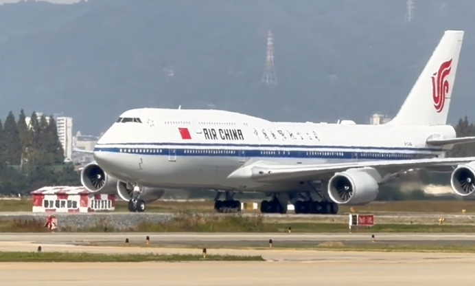 近镜头|习近平抵达韩国受到热烈欢迎