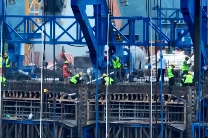 近镜头｜聆听新年贺词 勇毅拼搏筑梦